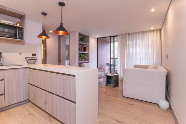 Premium Apartment (303) | Private kitchen | Full-size fridge, microwave, stovetop, blender - Jatisa Living by Housy (Medellin)
