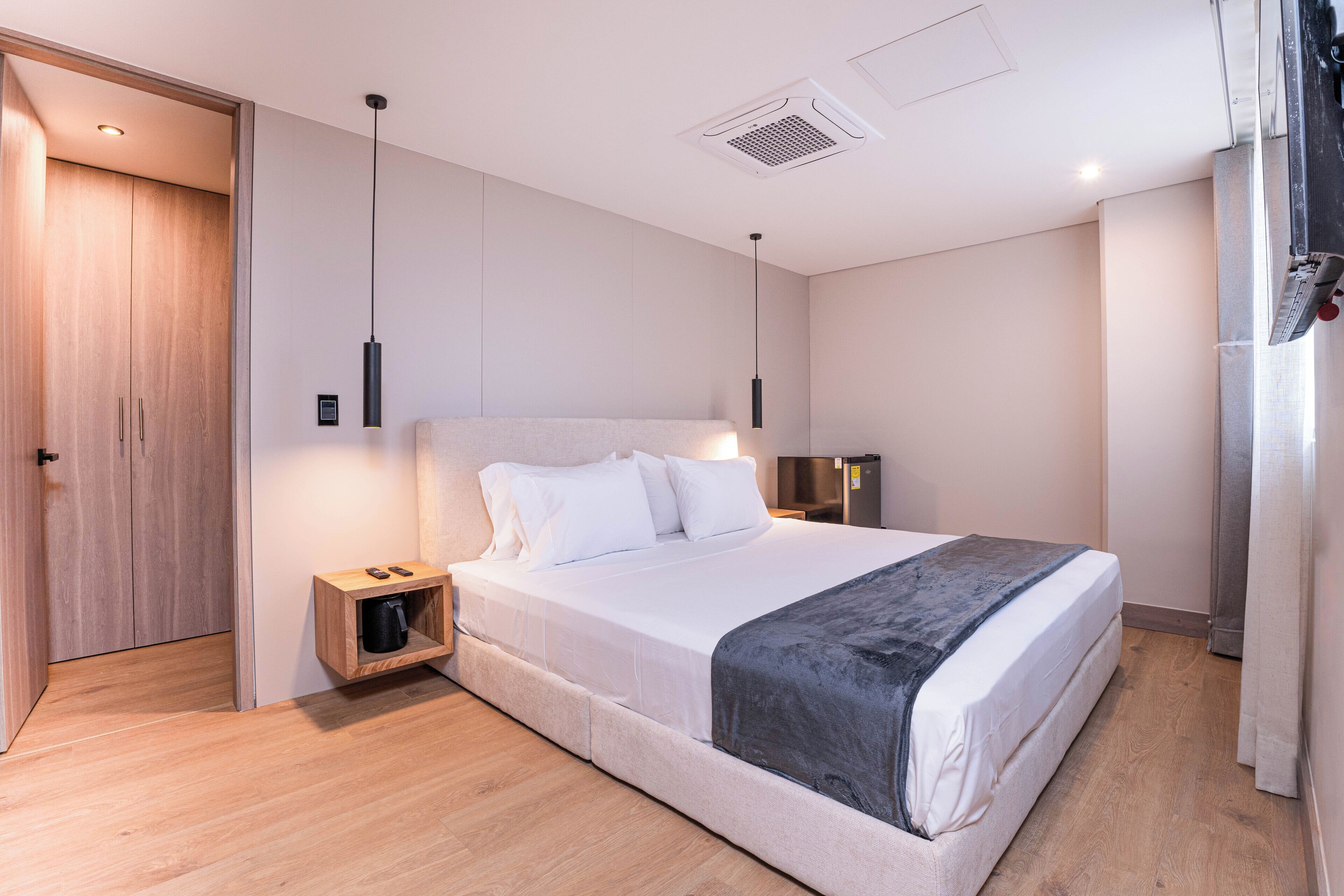 Hochwertige Bettwaren, Zimmersafe, Bügeleisen/Bügelbrett