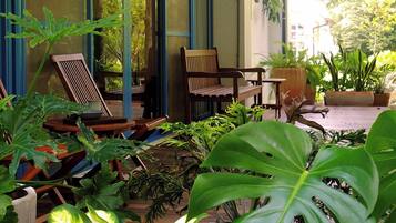 Deluxe vierpersoonskamer, balkon, uitzicht op tuin | Balkon