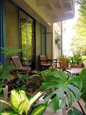 Habitación cuádruple Deluxe, balcón, vista al jardín | Balcón