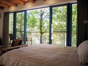 Kahden hengen deluxe-huone, parveke, näköala puutarhaan | Näkymä puutarhaan