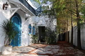 Vista frontal de la propiedad