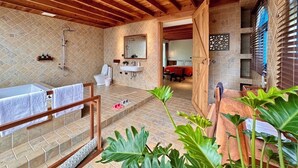 Standaard tweepersoonskamer, balkon, uitzicht op tuin | Badkamer | Een aparte badkuip en douche, een haardroger, pantoffels, handdoeken