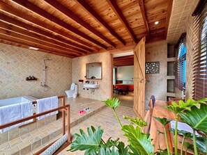 Habitación doble estándar, balcón, vista al jardín | Baño | Tina y regadera independientes, secadora de cabello, pantuflas, toallas 