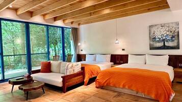 Deluxe vierpersoonskamer, balkon, uitzicht op tuin | Luxe beddengoed, donsdekens, pillowtop-bedden, een minibar