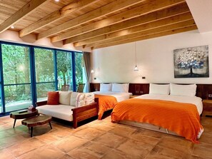 Habitación cuádruple Deluxe, balcón, vista al jardín | Cortinas blackout, insonorización y wifi gratis 