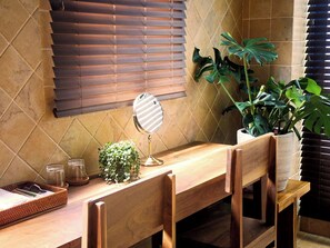 Standard dubbelrum - balkong - utsikt mot trädgården | Badrum | Badkar och dusch, hårtork, tofflor och handdukar