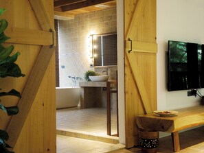 Neljän hengen deluxe-huone, parveke, näköala puutarhaan | Kylpylä