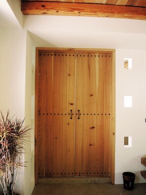 Kahden hengen deluxe-huone, parveke, näköala puutarhaan | Kylpyhuone | Erillinen kylpyamme ja suihku, hiustenkuivaaja, tohvelit, pyyhkeet