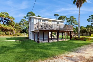 Exterior - Cozy home located walking distance to beach, local restaurants, and internet (Gulf Shores)