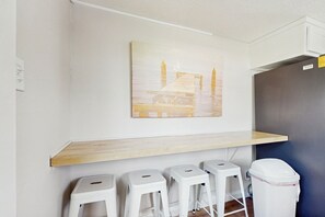 Interior - Cozy home located walking distance to beach, local restaurants, and internet (Gulf Shores)