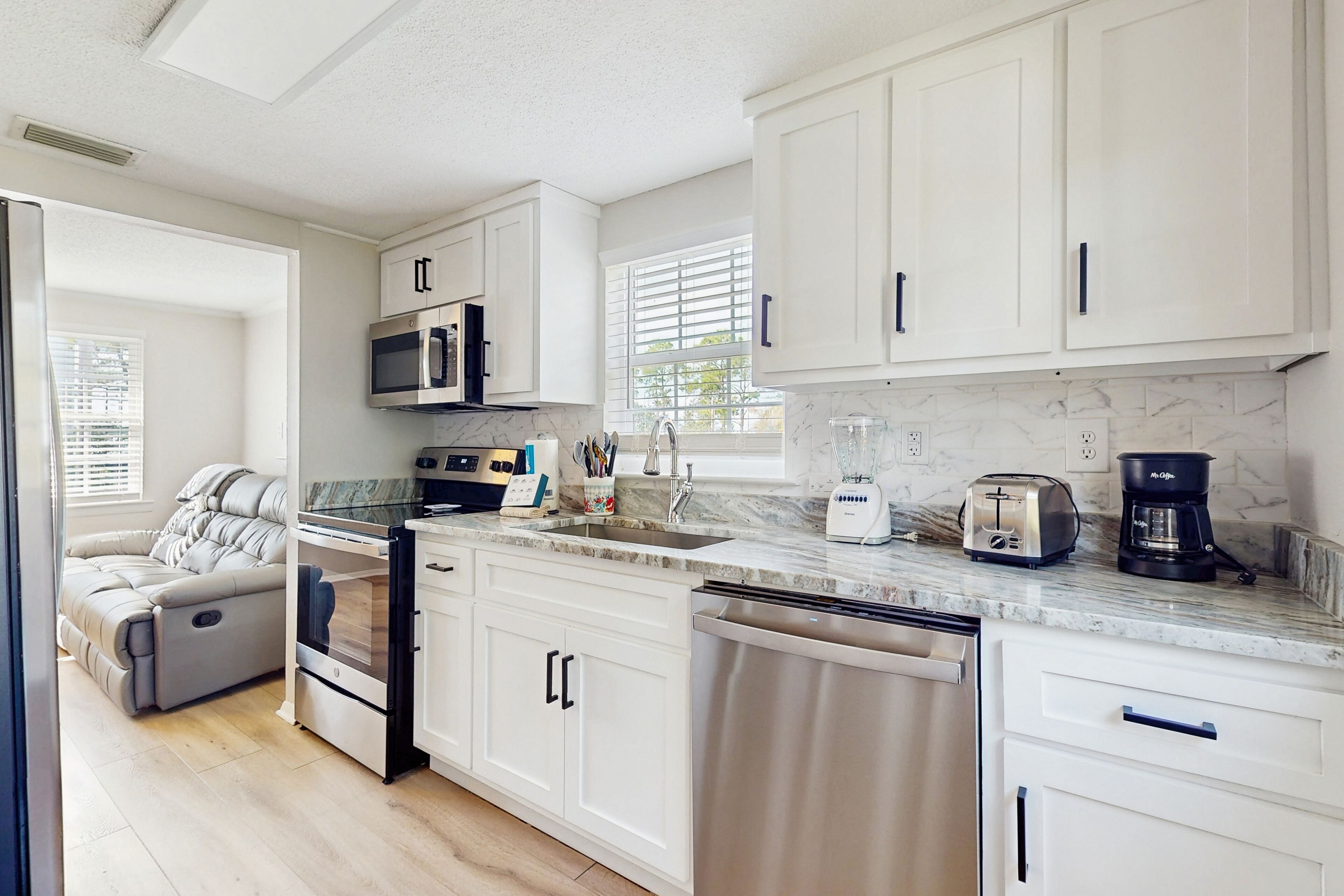 冷蔵庫、電子レンジ、オーブン、コンロ