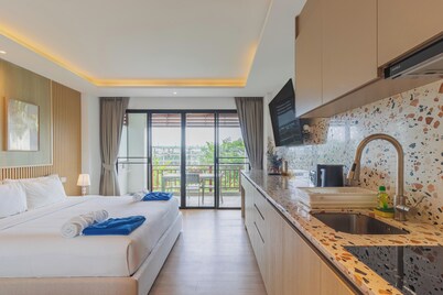 1BR Condo Pool 5min Walk to Beach C131