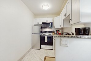 Réfrigérateur, four à micro-ondes, un four, surface de cuisson