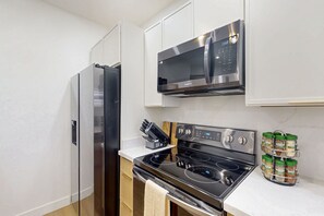 Réfrigérateur, four à micro-ondes, un four, surface de cuisson