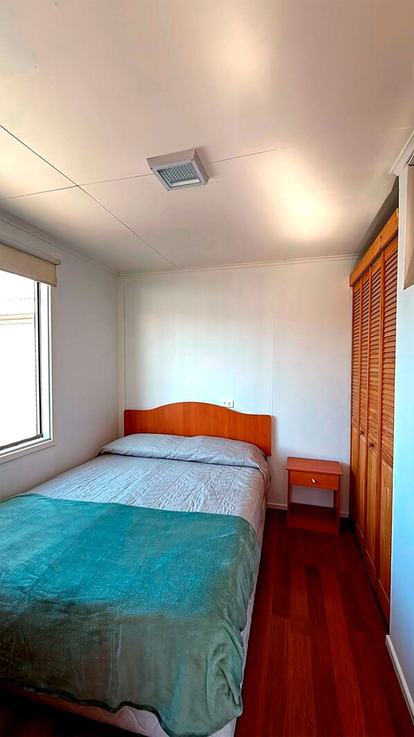 1 bedroom, bed sheets