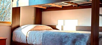 Walking distance to downtown, comfortable mini-cabin