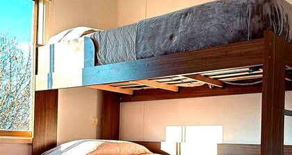 Walking distance to downtown, comfortable mini-cabin