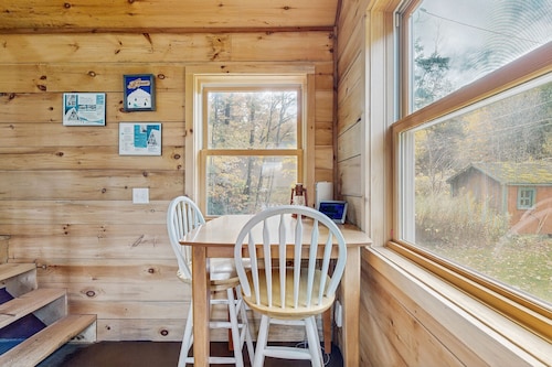 Cozy cabin close to Smuggler's Notch w/ firepit, gas grill, trail to river, wifi