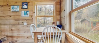 Cozy cabin close to Smuggler's Notch w/ firepit, gas grill, trail to river, wifi