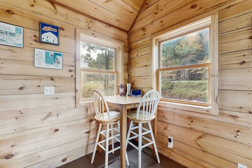 Cozy cabin close to Smuggler's Notch w/ firepit, gas grill, trail to river, wifi