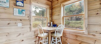 Cozy cabin close to Smuggler's Notch w/ firepit, gas grill, trail to river, wifi