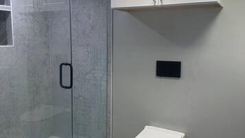 Ducha, secador de pelo, toallas y jabón