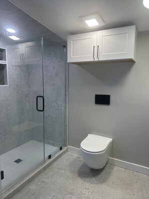 Ducha, secador de pelo, toallas y jabón