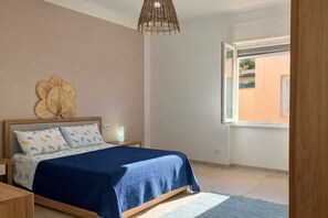 Travel crib, free WiFi, bed sheets