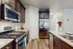 Réfrigérateur, four à micro-ondes, un four, surface de cuisson