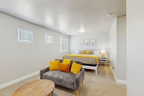 3 bedrooms, iron/ironing board, Internet, bed sheets