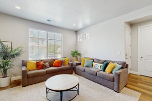 Téléviseur, lecteur de DVD, table de ping-pong