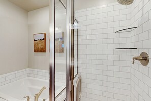 Hair dryer, towels - Inviting townhouse - Year-around shared pool, hot tub & pickleball courts (Washington)