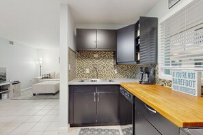 Réfrigérateur, four à micro-ondes, un four, surface de cuisson