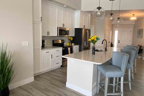 Réfrigérateur, four à micro-ondes, un four, surface de cuisson