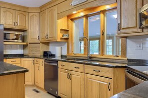 Refrigerador, microondas, horno, placa de cocina