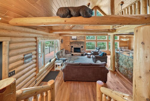 Hot tub, sleeps 14, secluded