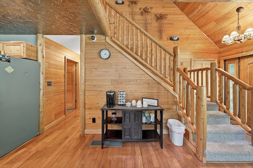 Hot tub, sleeps 14, secluded