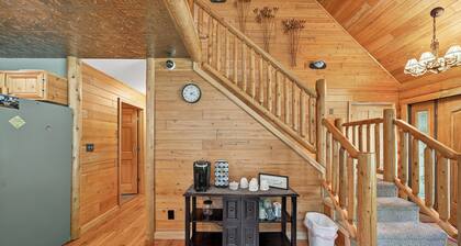 Hot tub, sleeps 14, secluded