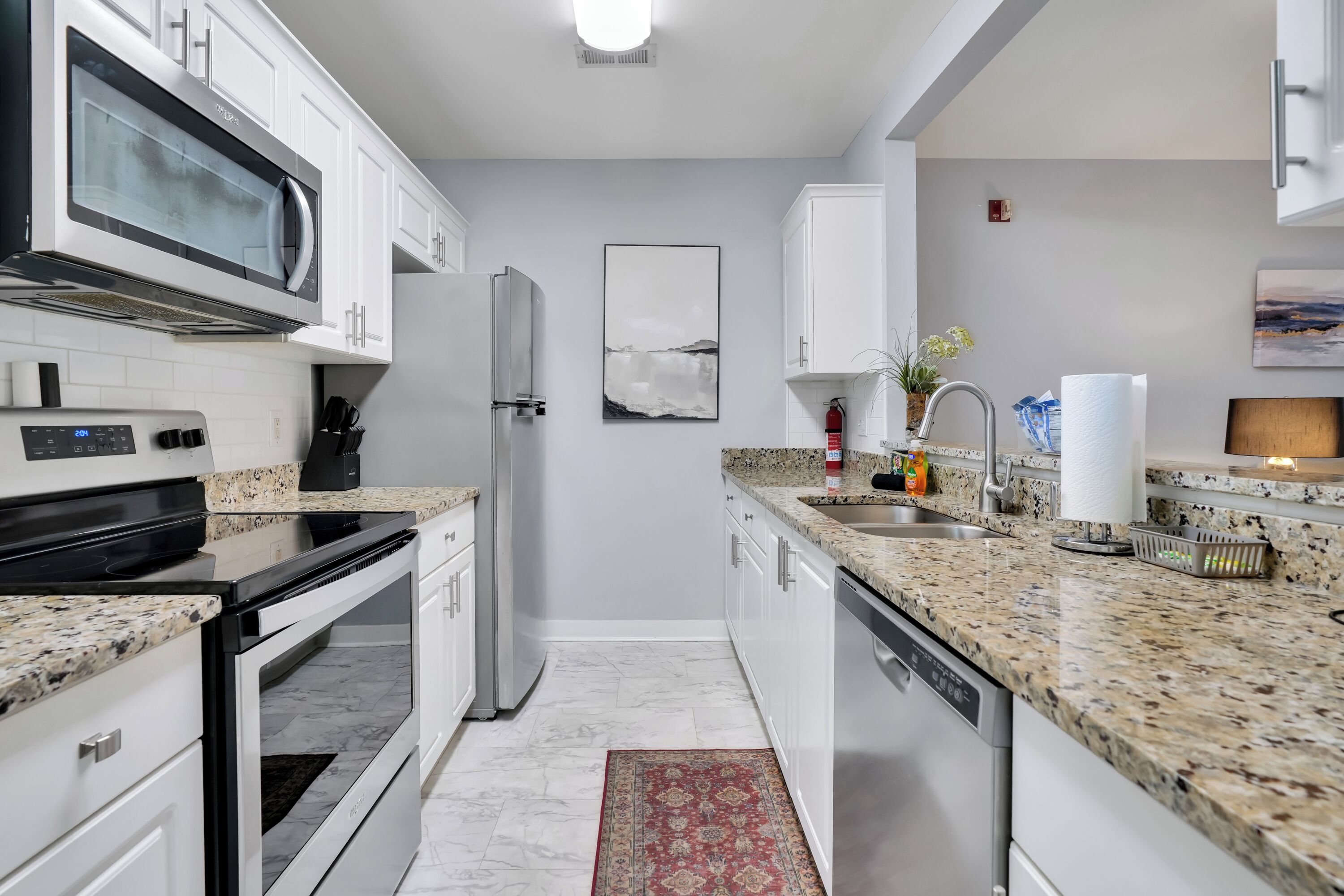 Réfrigérateur, four à micro-ondes, un four, surface de cuisson