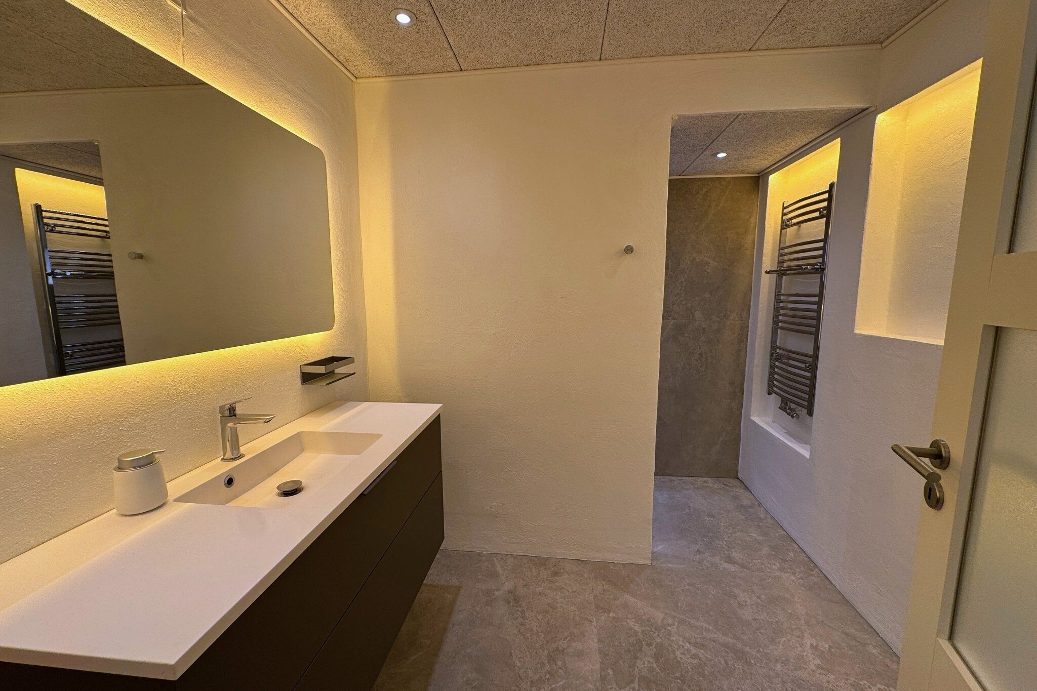 تجهيزات دش، مجففات شعر، مناشف، صابون