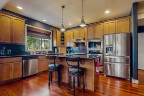 Fridge, microwave, oven, stovetop - Beautiful Enumclaw home near downtown with yard, grill, gas fireplace, & A/C (Enumclaw)