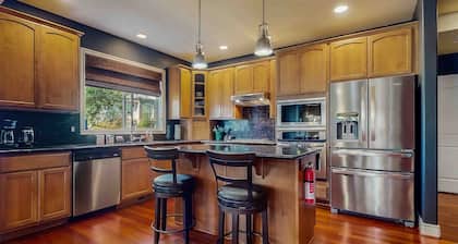 Beautiful Enumclaw home near downtown with yard, grill, gas fireplace, & A/C