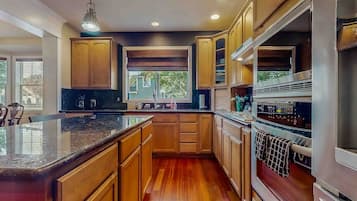 ثلاجة، ميكروويف، فرن، موقد طهي مسطح