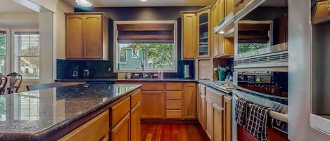 Een koelkast, een microgolfoven, een oven, een kookplaat