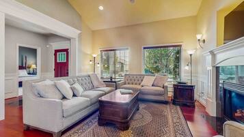 تلفزيون، مدفأة، كُتُب