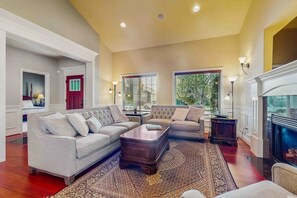 تلفزيون، مدفأة، كُتُب