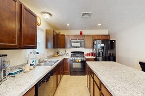 Réfrigérateur, four à micro-ondes, un four, surface de cuisson