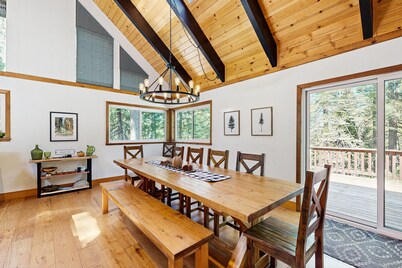 Large Mountain Chalet with Spa, Wet Bar, Home Gym, Decks, Near Lake