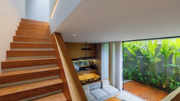 Superior-Villa, Poolblick | Wohnbereich | 25-Zoll-Flachbildfernseher mit Kabelempfang